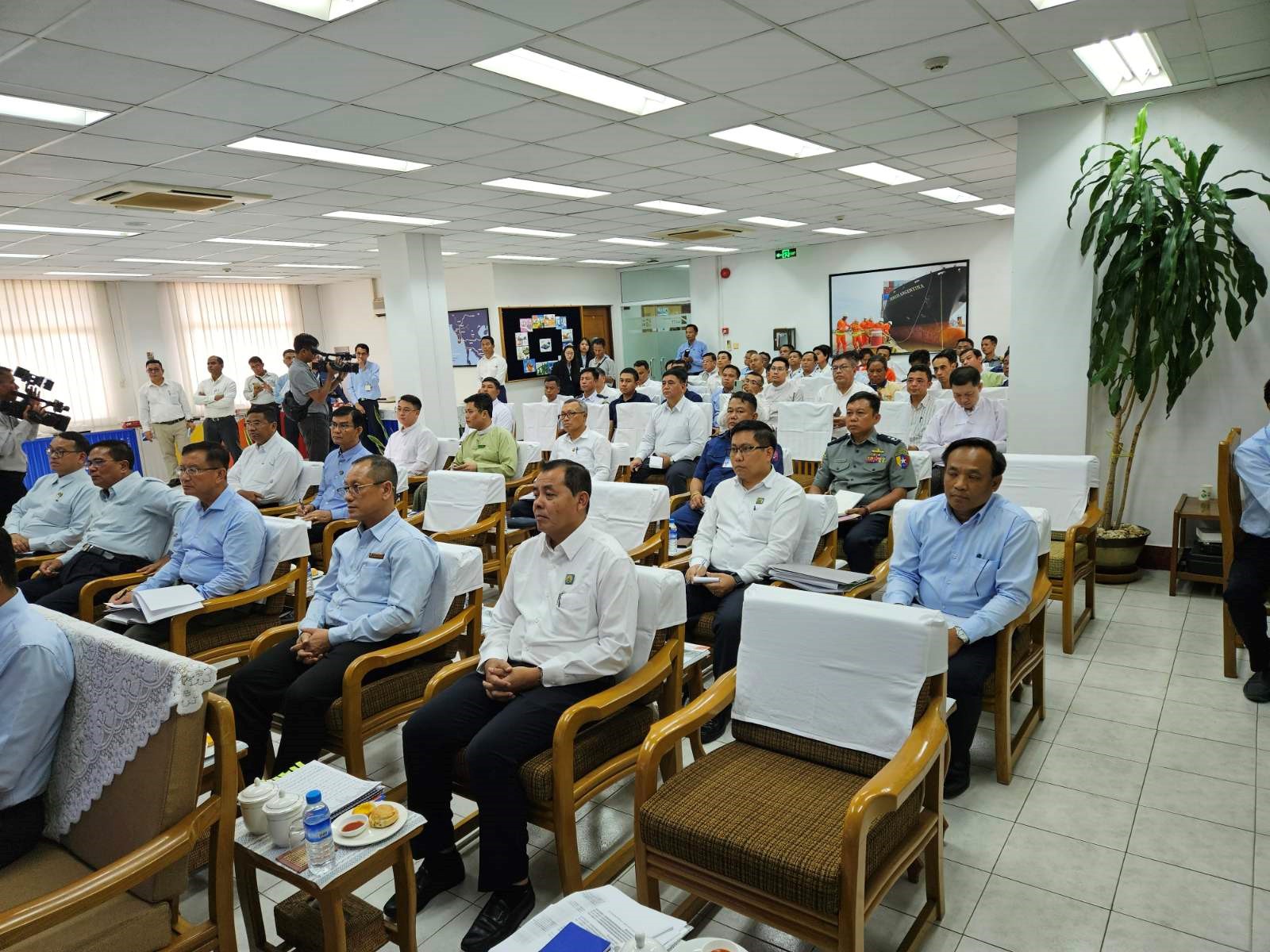 ရန်ကုန်အပြည်ပြည်ဆိုင်ရာ ဆိပ်ကမ်းများတွင် ကုန်သွယ်မှုလွယ်ကူချောမွေ့စေရေးနှင့် တရားမဝင်တင်သွင်းတင်ပို့မှုများ မရှိစေရေးအတွက် လမ်းညွှန်မှာကြားခြင်း အခမ်းအနားသို့ ကမ်းခြေစောင့်တပ်ဖွဲ့ကွပ်ကဲမှုဌာနချုပ်မှ ကိုယ်စားလှယ် အရာရှိကြီးတစ်ဦး တက်ရောက်
